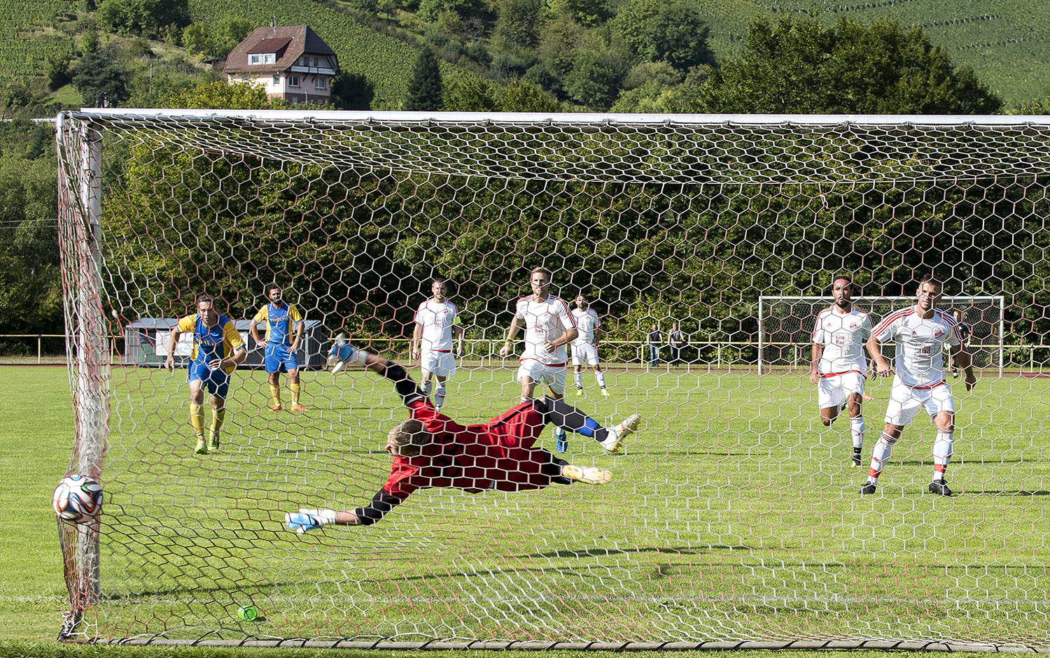 Timo Waslikowski verwandelt per Elfmeter zum 3:0